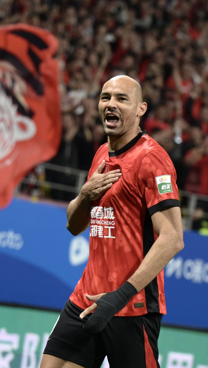 成都蓉城迎战北京国安冲击联赛领头羊