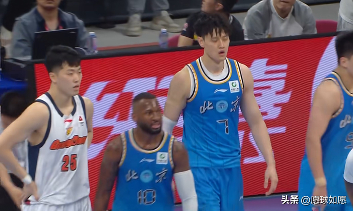 北京男篮力克广东队 曾凡博23+2成奇兵