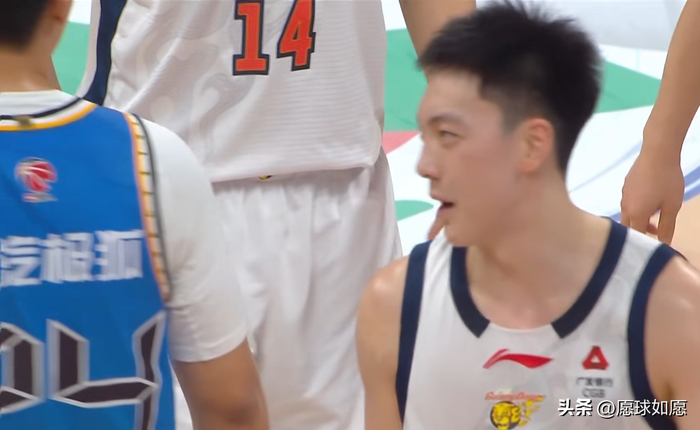 北京男篮力克广东队 曾凡博23+2成奇兵